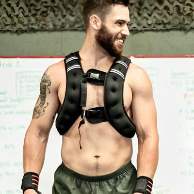 homme muscle portant gilet listé