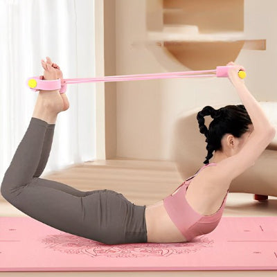 femme couché sur le ventre exercice de musculation tire elastique musculation mains et pieds 