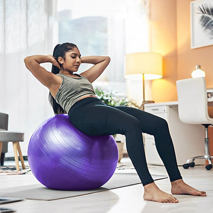 femme semi couchee sur ballon de gym violet