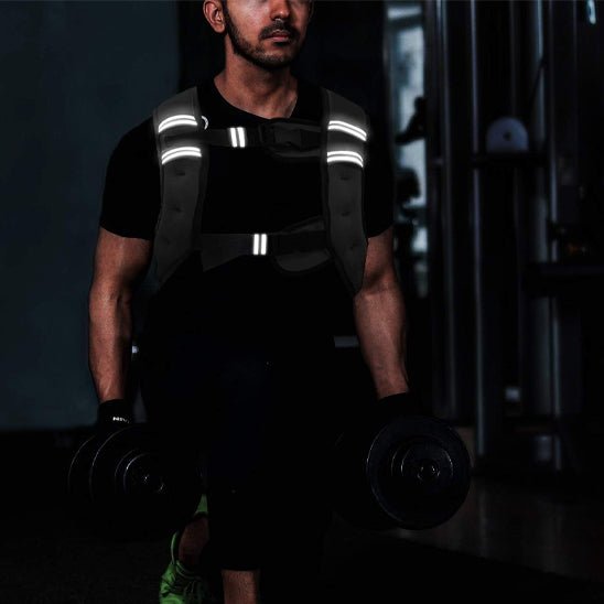 homme debout porte haltere et gilet liste